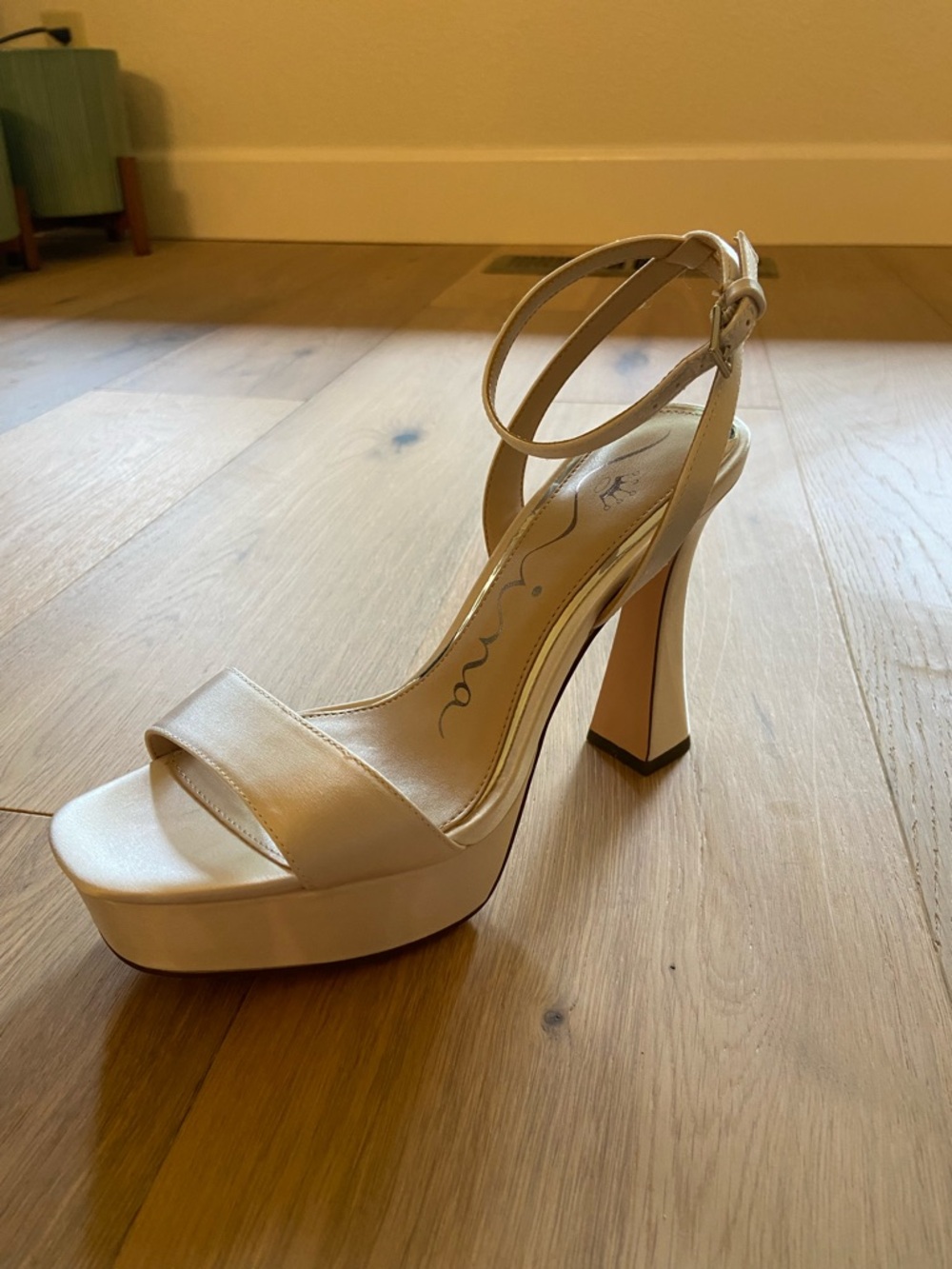 Nina Antonia size 7.5 Platform Heels BRAND NEW